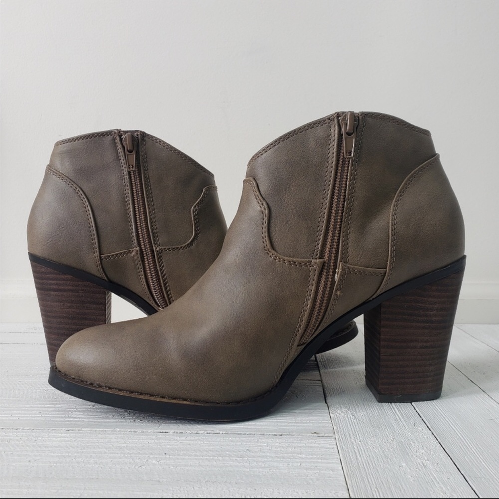 XOXO Cammie Ankle Boots Booties NEW Distressed Dark Taupe Grey Tan Size 8.5